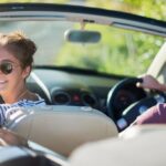 Couple dans une voiture décapotable