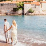 Couple marche au bord de l’eau