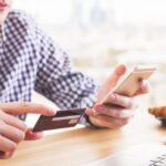 Homme avec PC smartphone et carte de crédit