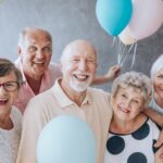 Un groupe d’amis seniors