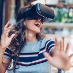 Une femme avec un casque VR