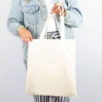 Une femme avec un tote bag blanc