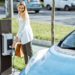 Une femme charge sa voiture