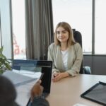 Une femme fait un entretien d’embauche