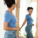 Une femme se regarde dans un miroir