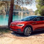 volkswagen id rouge au bord d’un lac